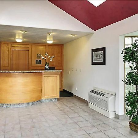 White Wolf Inn Хинтон Интерьер фото