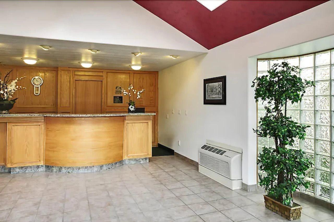White Wolf Inn Хинтон Интерьер фото