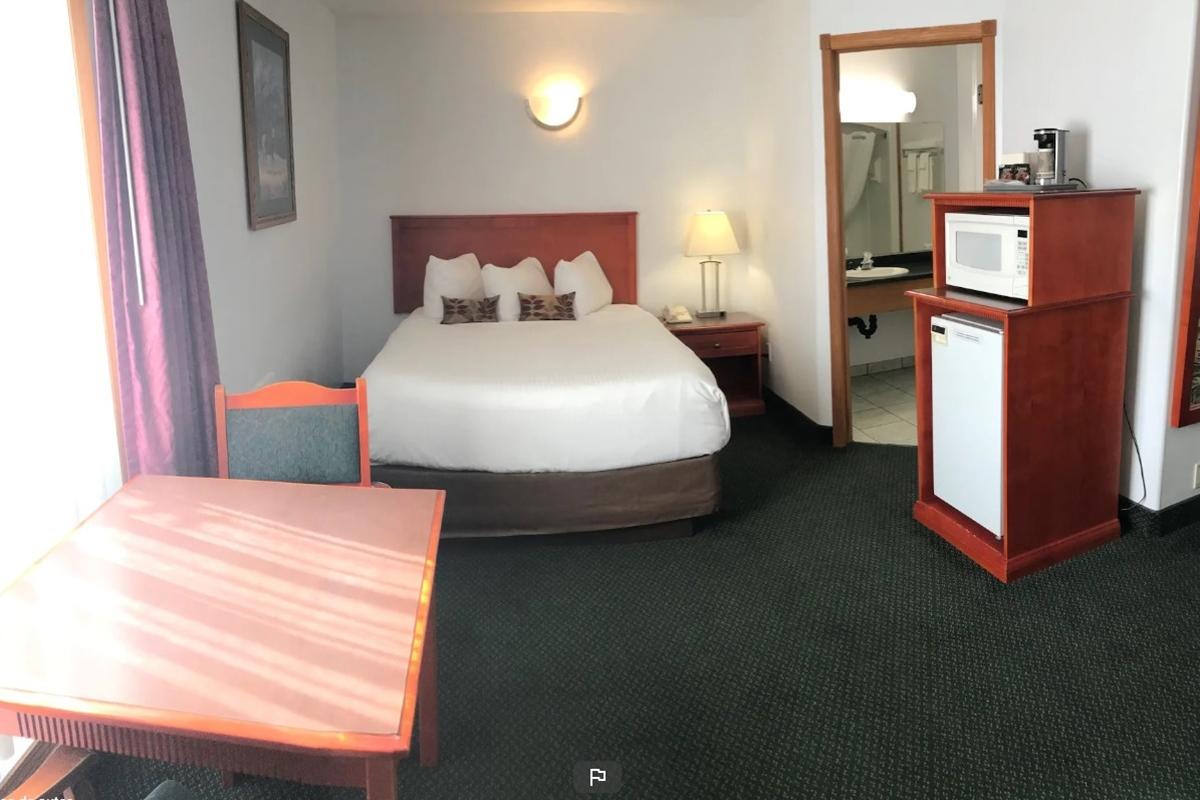White Wolf Inn Хинтон Экстерьер фото