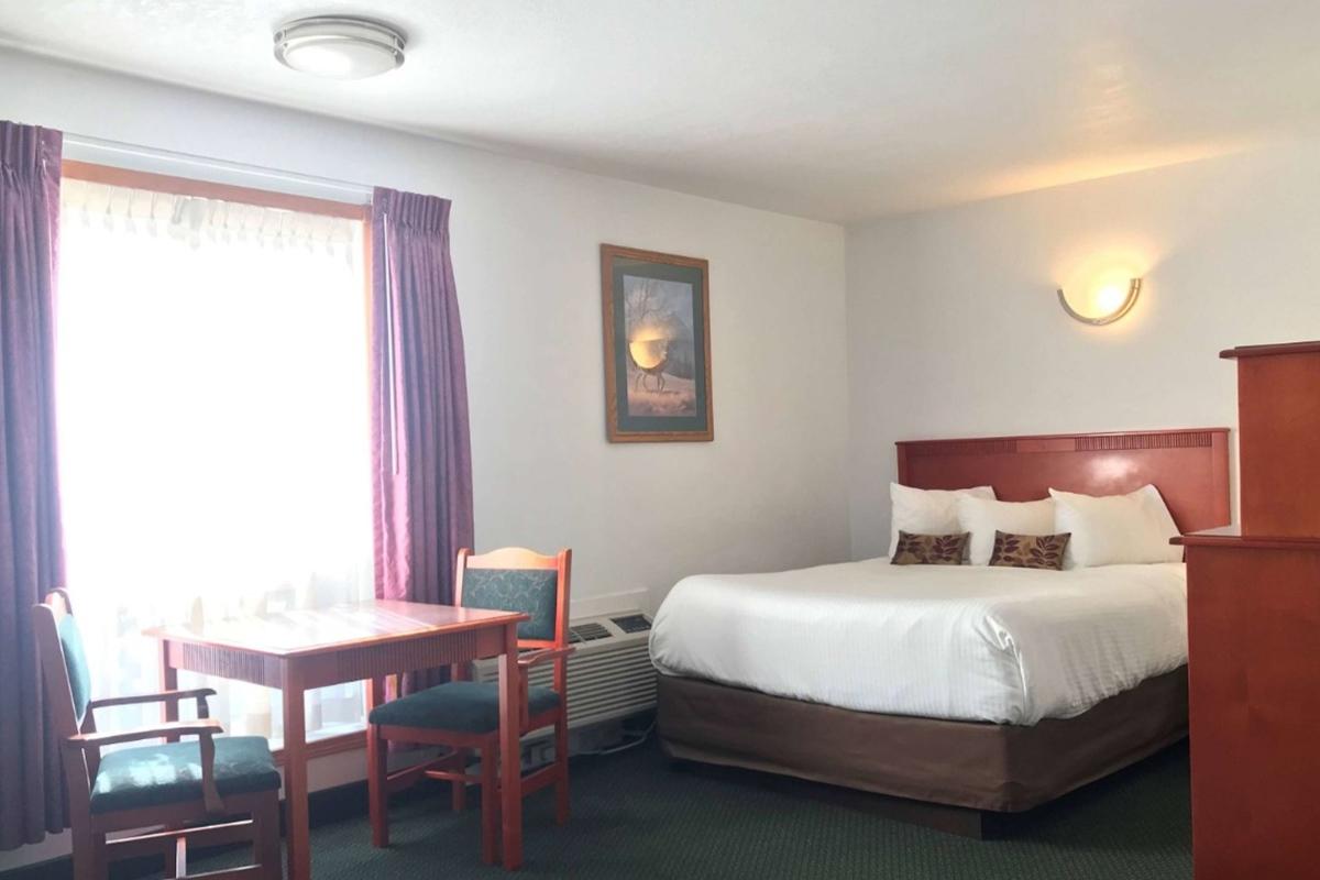 White Wolf Inn Хинтон Экстерьер фото