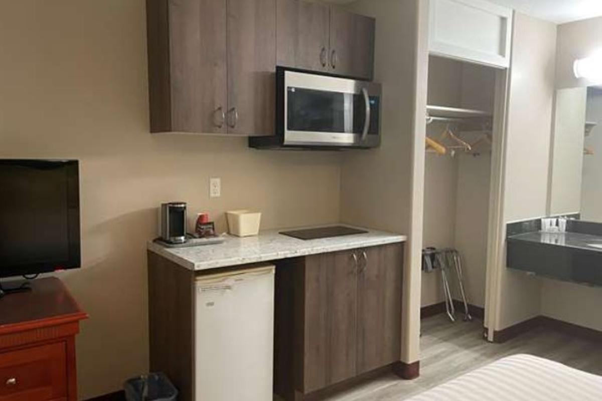 White Wolf Inn Хинтон Экстерьер фото